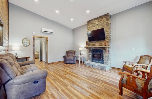 Lookout Mountain Cabin | Cozy mountain cabin with fire pit, outdoor kitchen & scenic yard