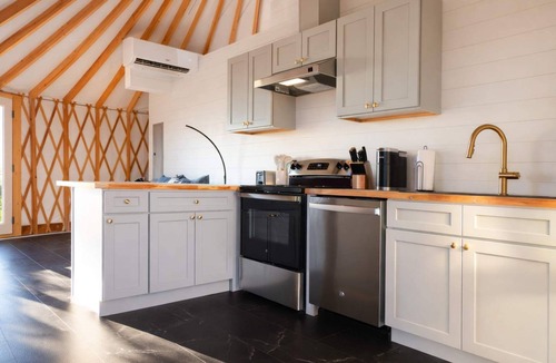 Rising Fawn House | Cozy Mountaintop Glamping Yurt w/Kitchen and Bath
