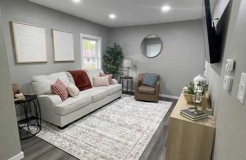 Creston House | Cozy Oak home,n super cute and comfy home located close to restaurants and bars!