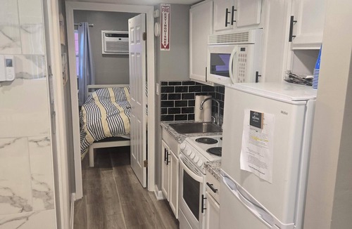 Wildwood Hotel | COZY ONE BEDROOM CONDO WITH POOL! BEACH, RESTAURANTS, BOARDS. NO CLEANING FEE
