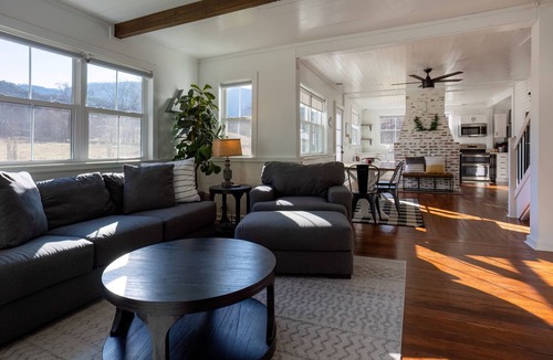 Dandridge Other | Cozy & Peaceful Farmhouse in The Great Smoky Mountains