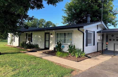 Checotah House | Cozy, pet friendly, 2 bdr house on Lake Eufaula. Near I-40 and Hwy 69.