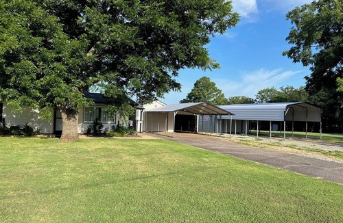 Checotah House | Cozy, pet friendly, 2 bdr house on Lake Eufaula. Near I-40 and Hwy 69.