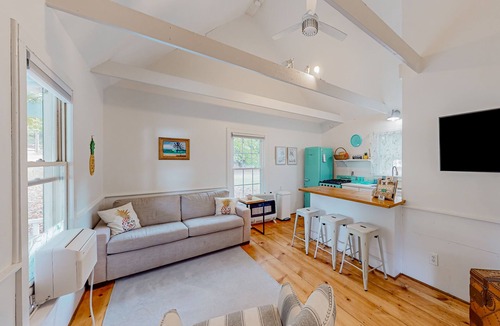 Landrum Cottage | Cozy private cottage on shared property with firepit & W/D - dog-friendly