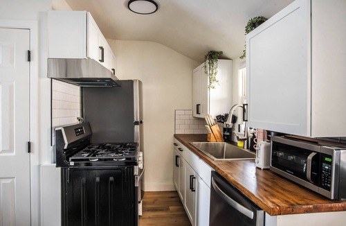 West Side Cottage | Cozy Private Cottage - No Shared Walls - Laundry
