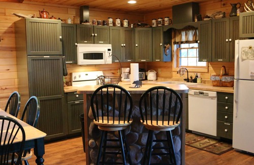 Hillman Cabin | Cozy Private Lakefront Terry Redlin-Style Cabin w/Unique Loft