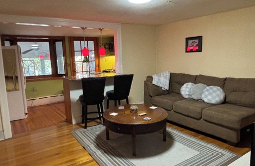 Elkins Park Apartment | Cozy quaint bilevel apartment for you! Near Philly