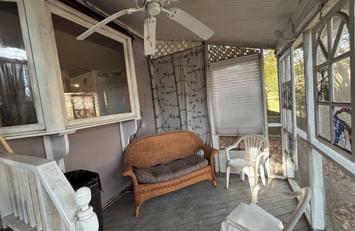 Elkins Park Apartment | Cozy quaint bilevel apartment for you! Near Philly