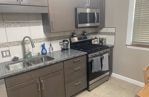 Skokie Apartment | Cozy quiet downtown Skokie 10 minute to lake