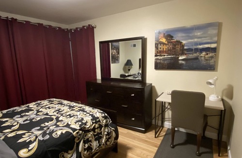 Skokie Apartment | Cozy quiet downtown Skokie 10 minute to lake