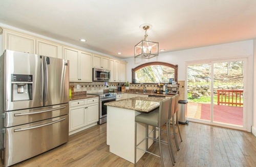 Glasser House | Cozy Ranch Steps from the Lake.
