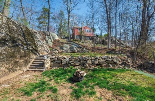 Glasser House | Cozy Ranch Steps from the Lake.