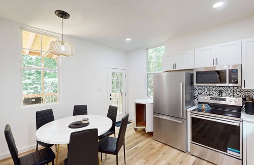 Windsor Hills House | Cozy & restful treehouse style home with a gas grill & AC