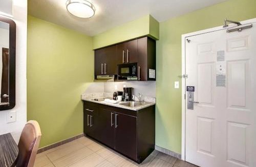 East Brunswick Hotel | Cozy Retreat Near New Brunswick