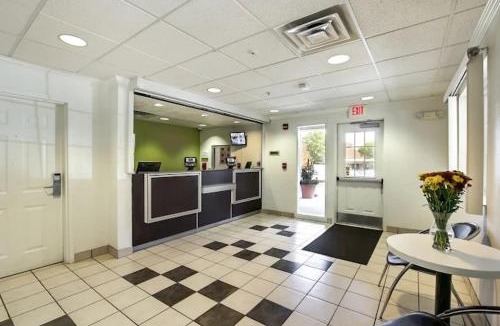 East Brunswick Hotel | Cozy Retreat Near New Brunswick