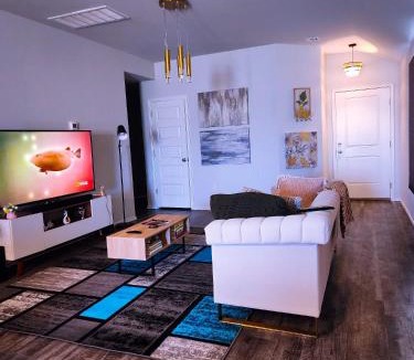 Yukon House | Cozy Room In Modern & Serene Home near Hospitals & Attractions