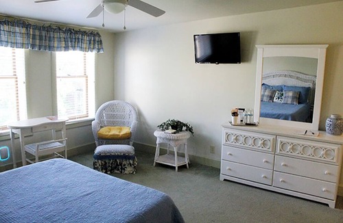 Louisiana Hotel | Cozy room located in historic downtown with a 5 minute walk to the riverfront!