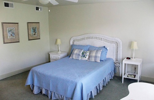 Louisiana Hotel | Cozy room located in historic downtown with a 5 minute walk to the riverfront!