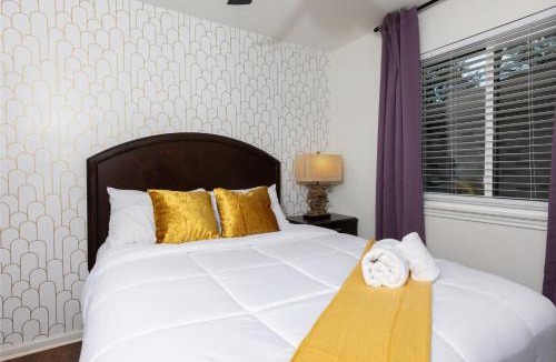 Round Rock House | Cozy, Round Rock Retreat, Modern, Sleeps 10