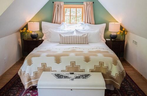 Edmond House | Cozy Route 66 Cabin with Hot Tub in Edmond, OK