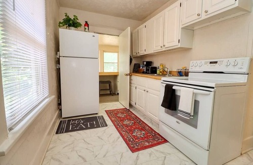 Near South House | Cozy rustic Stay- Near Downtown! 4 Queen beds, Two full size pull out beds.