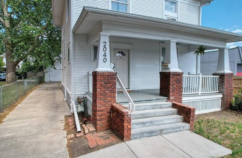 Near South House | Cozy rustic Stay- Near Downtown! 4 Queen beds, Two full size pull out beds.