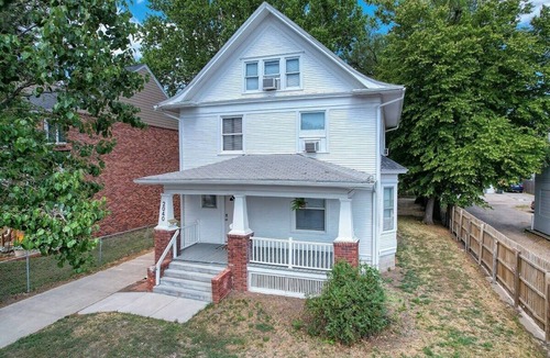 Near South House | Cozy rustic Stay- Near Downtown! 4 Queen beds, Two full size pull out beds.