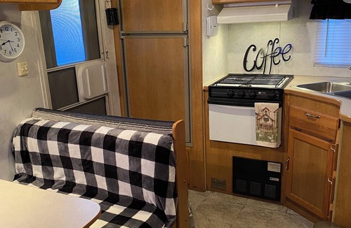 Peoria Heights House | Cozy RV in tranquil setting