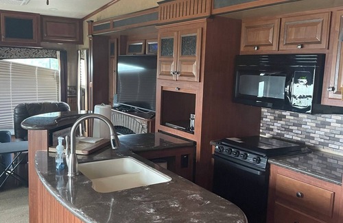 Burbank House | Cozy RV with Expansive River Views