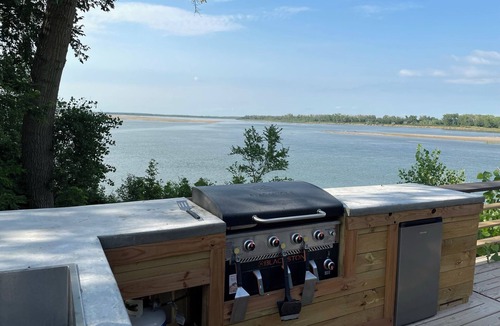 Burbank House | Cozy RV with Expansive River Views