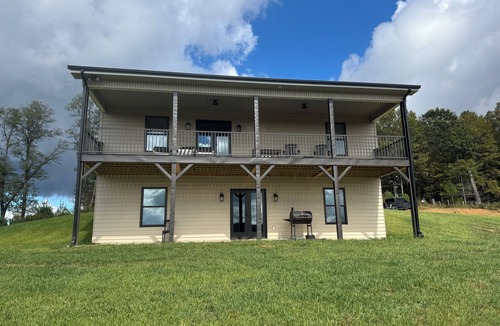 West Jefferson House | Cozy, Serene, 3 porches with Mountain View’s and access the historic New River