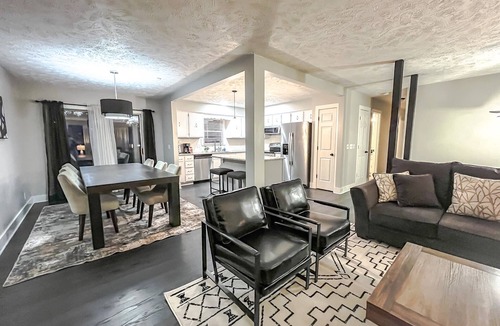 Omaha House | Cozy & Sleek 3 bd 3 b Sleeps 8