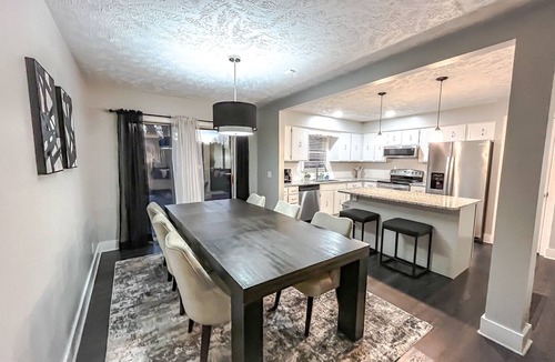 Omaha House | Cozy & Sleek 3 bd 3 b Sleeps 8