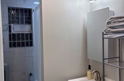 Rogers Park Condo | Cozy Stay in Chicago/2 Bedroom/Up to 4 People/32+ Days Stay