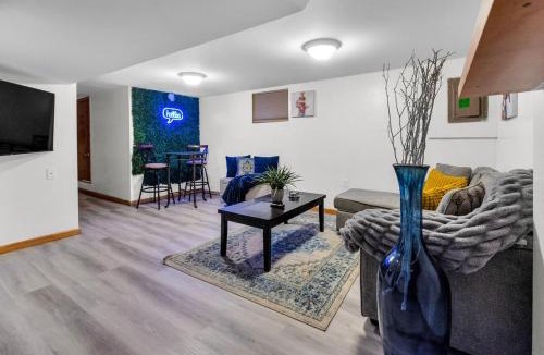 Hopelawn House | Cozy Stay in Edison NJ Near EWR-Train NYC-2 Queen Beds & Parking Bonus Sofa Bed