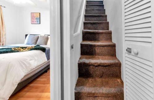 Hopelawn House | Cozy Stay in Edison NJ Near EWR-Train NYC-2 Queen Beds & Parking Bonus Sofa Bed