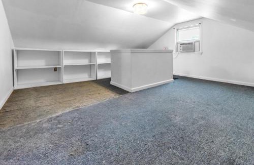 Hopelawn House | Cozy Stay in Edison NJ Near EWR-Train NYC-2 Queen Beds & Parking Bonus Sofa Bed