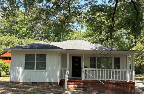 Fort Payne House | Cozy & Stylish 3 Bedroom Black and White Cottage. Perfect for Families & Groups!