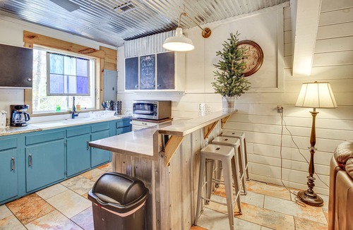 Summerville Cabin | Cozy Summerville Cabin: Private Hot Tub, Fire Pit!