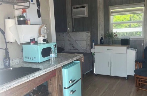 Macon Cabin | Cozy tiny cabin 1 mile from Long Branch state parks Marina, Beach & Boat Ramp