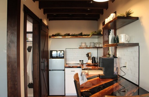 Stanardsville Cabin | Cozy Treehouse in charming Stanardsville with WiFi, Heating/AC, Hot Tub!