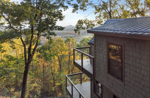 Stanardsville Cabin | Cozy Treehouse in charming Stanardsville with WiFi, Heating/AC, Hot Tub!