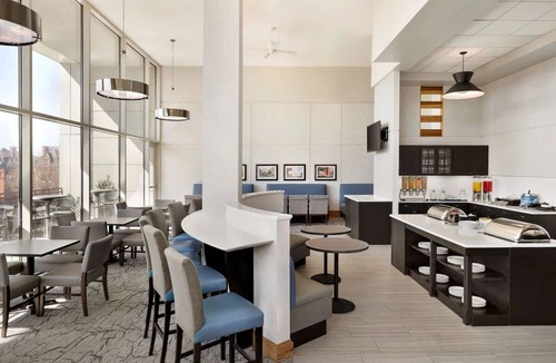 Spruce Hill Hotel | Cozy Up in University City: Full Kitchen, Near Art & Franklin Institute! Parking