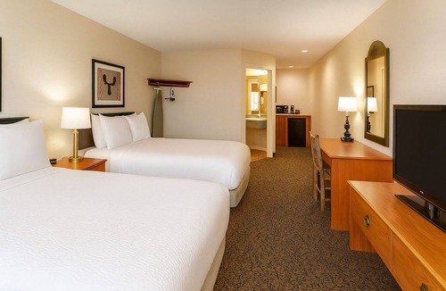 Peoria Hotel | Cozy Up with Riverside Sunsets & Award-Winning Service | 3 Units