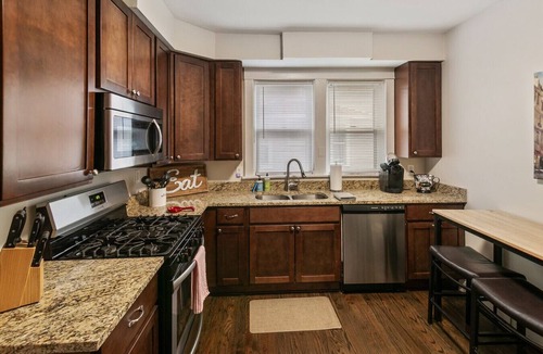 Libertyville Apartment | Cozy W fireplace Near DT Libertyville & Naval Base