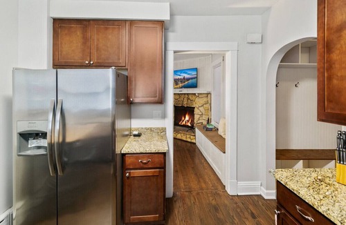 Libertyville Apartment | Cozy W fireplace Near DT Libertyville & Naval Base
