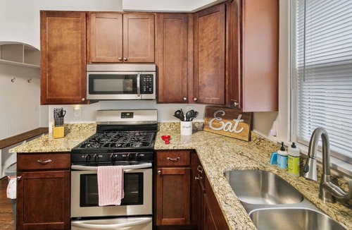 Libertyville Apartment | Cozy W fireplace Near DT Libertyville & Naval Base