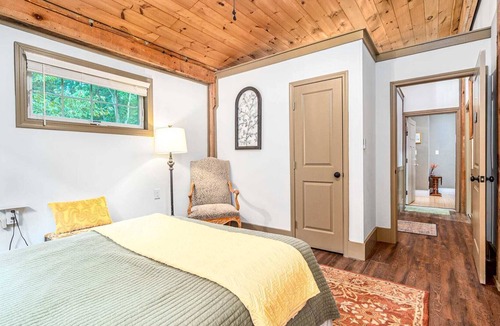 Bynum Cottage | Cozy Wooded barndominium near Chapel Hill