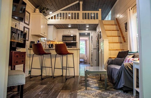 Menlo House | Creekside Cottage | River Access, Kayaks & Trails
