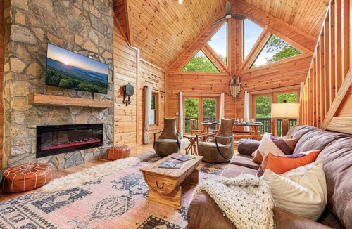 Beech Mountain Villa | Creekside Log Cabin with Hot Tub & Arcade Games
